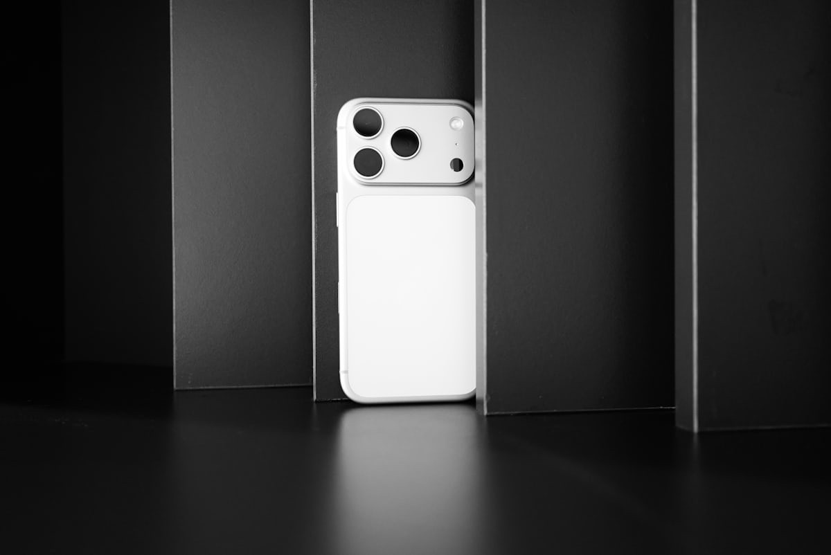 iPhone minimal dark aesthetic